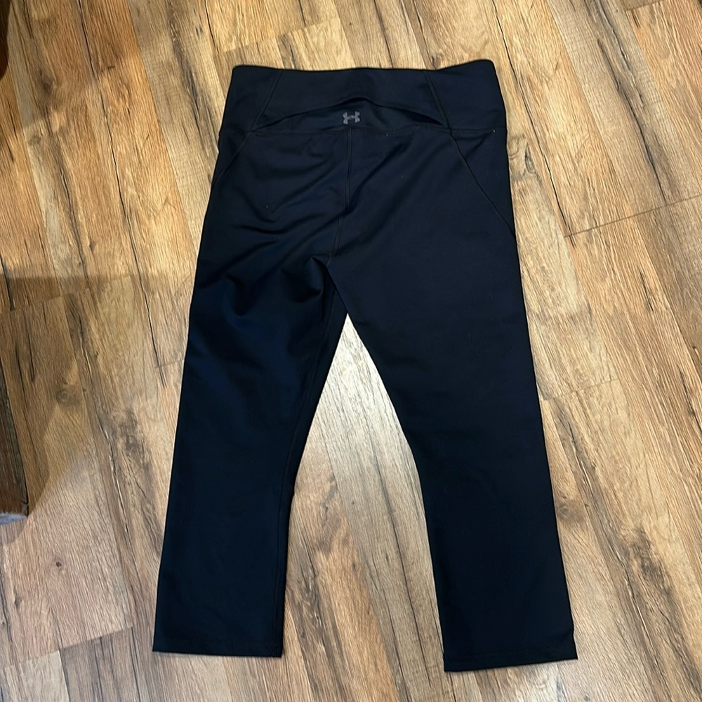 Under Armour cropped black workout pants